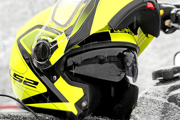 What Material Choices Are There in Powersports Helmet Construction?