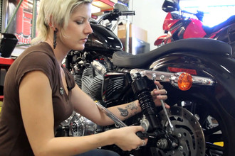 Burly Brand® - Slammer Kit Install With Moto Lady 